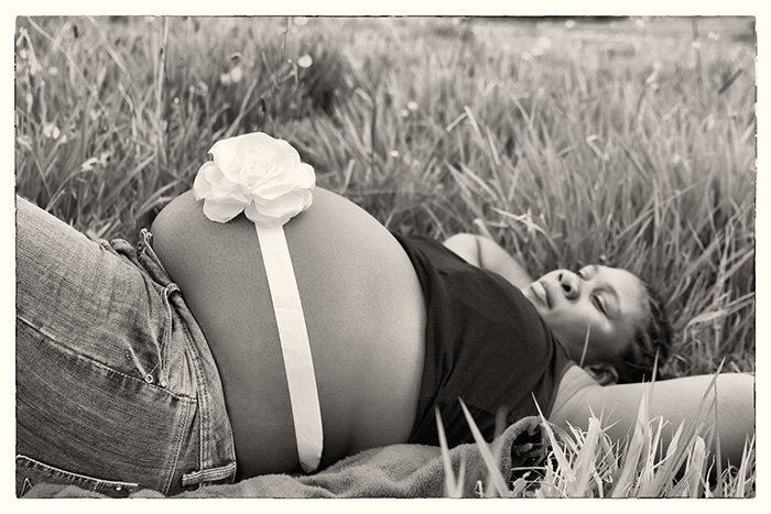maternity-pregnancy-black-white-grass-outdoor-northcliff-photographer-georgina-voigt-photography